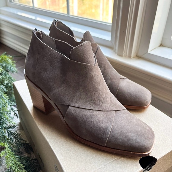 Eileen Fisher Gray Leather Ankle Booties - Picture 7 of 8